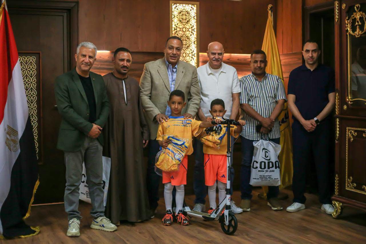 الإسماعيلي يكرم طفلين تبرعا بمدخراتهما للنادي