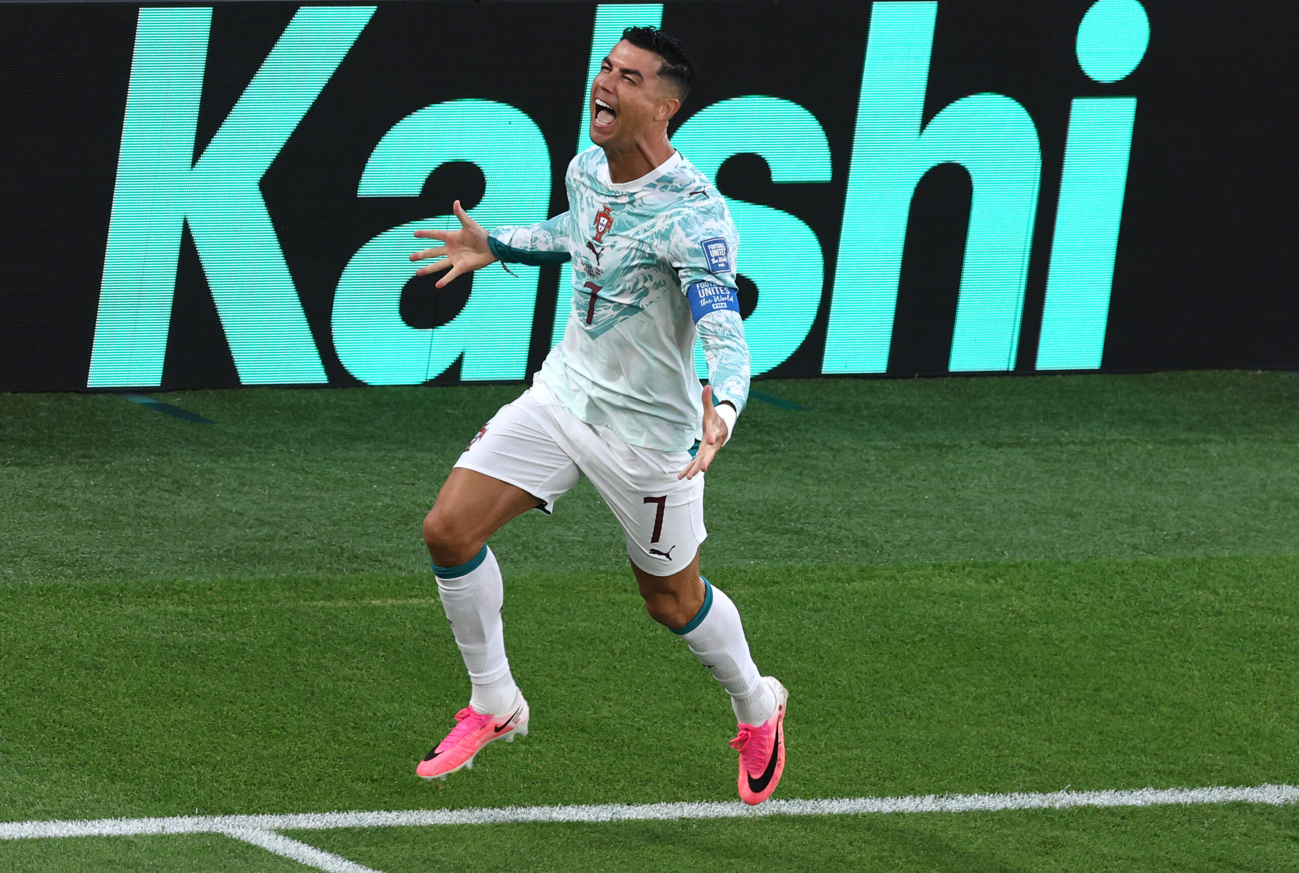 رونالدو يسجل أول أهدافه الإقصائية في كأس العالم ويقود البرتغال إلى ثمن النهائي