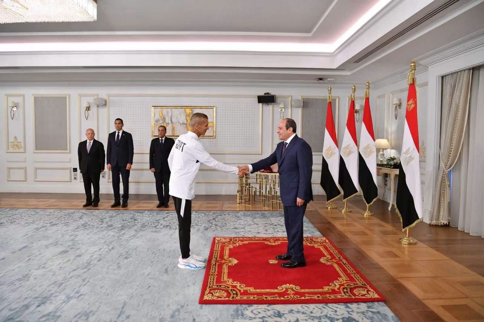 تكريم سعفان الصغير من الرئيس السيسي بعد إنجاز منتخب مصر في كأس العالم